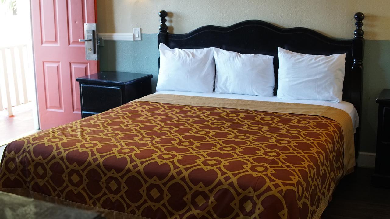 Hotel Paradise And Los Ángeles